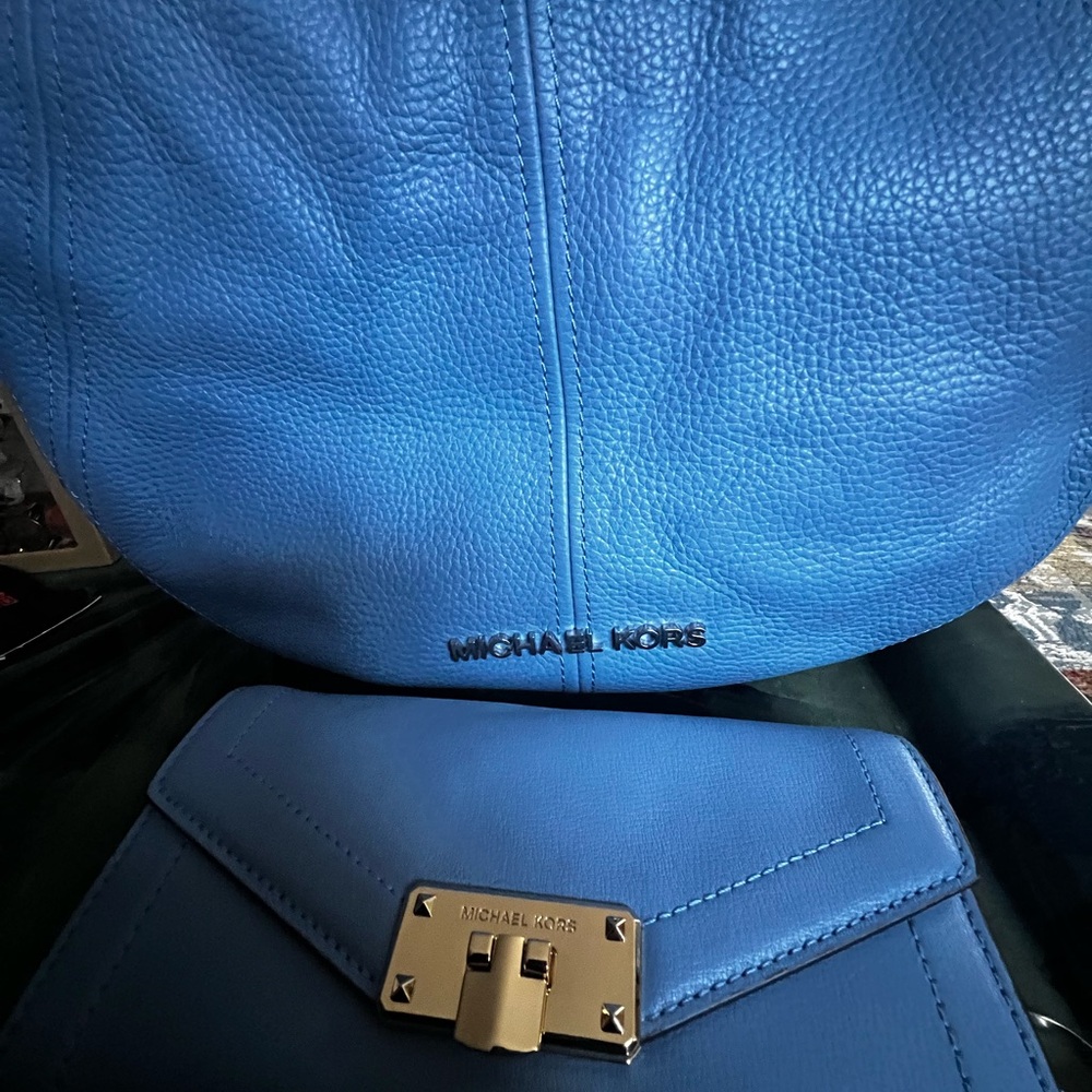 Michael Kors Blue Shoulder Bags with Leather Texture